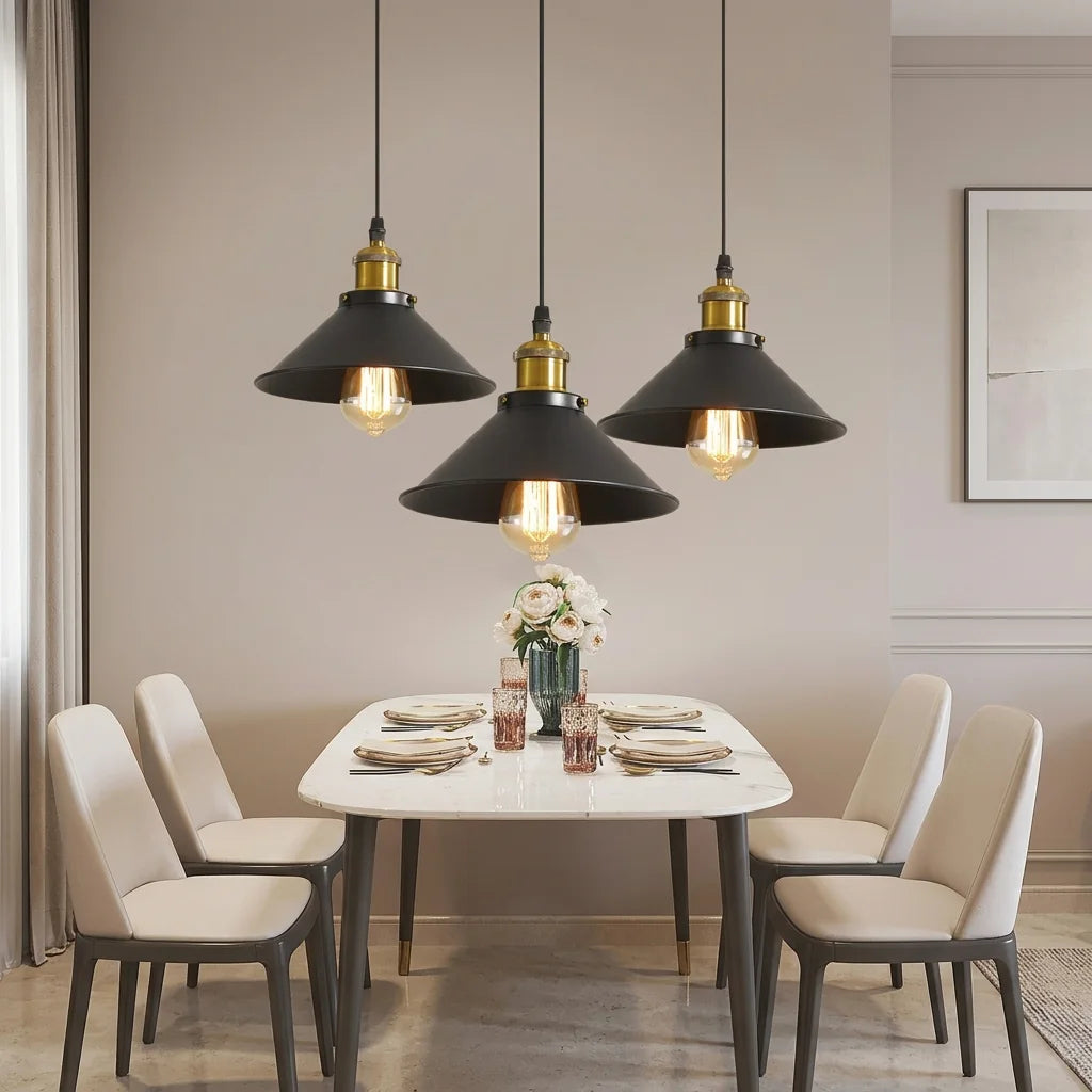 Trois suspensions industrielles noires au-dessus d’une table à manger