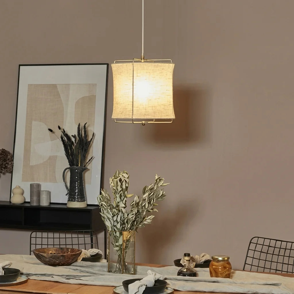 Suspension en lin allumée au-dessus d’une table dressée