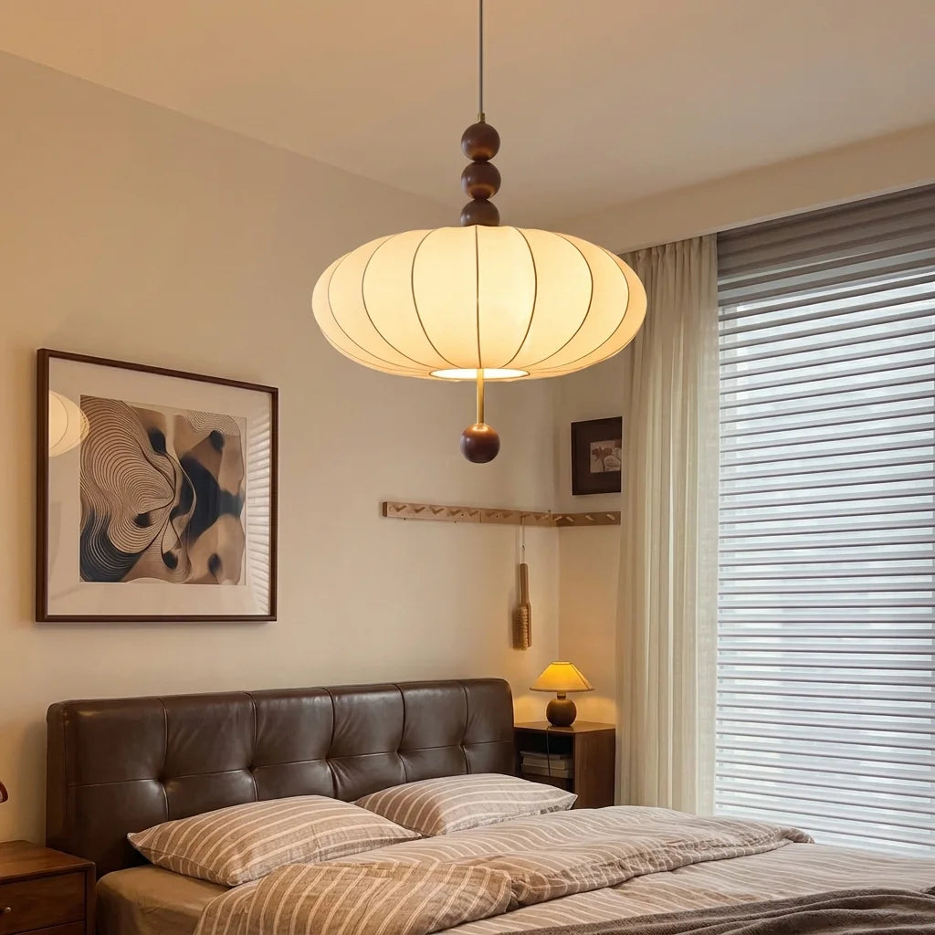 Suspension lanterne en tissu allumée dans une chambre
