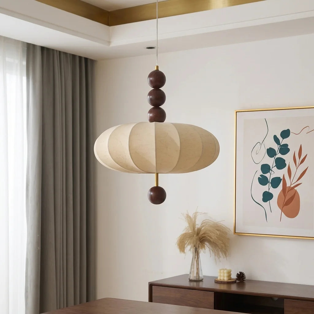 Suspension lanterne en tissu dans un salon lumineux