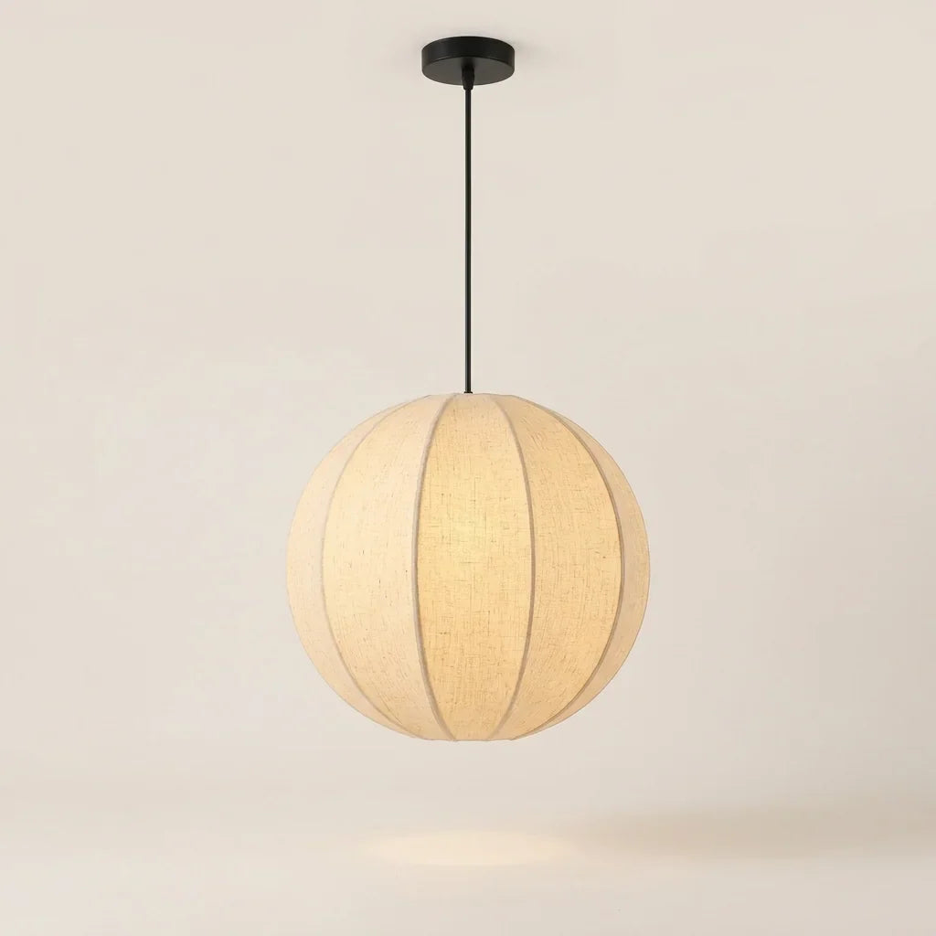 Suspension lanterne en toile wabi-sabi en forme de globe aplati, allumée