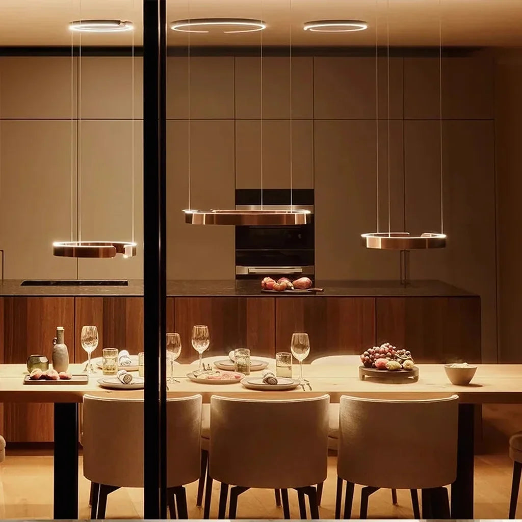 Anneaux LED au-dessus de la table d’une cuisine