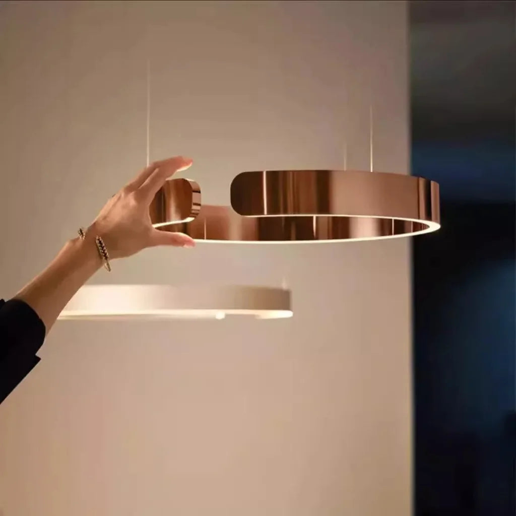 Anneau LED or rose en gros plan