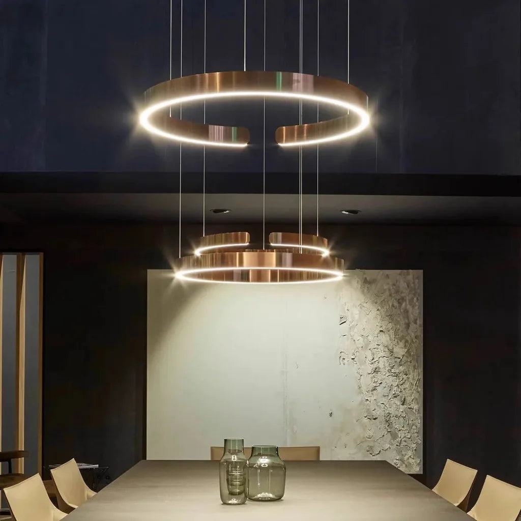 Anneaux LED au-dessus d’une table dans une salle à manger élégante