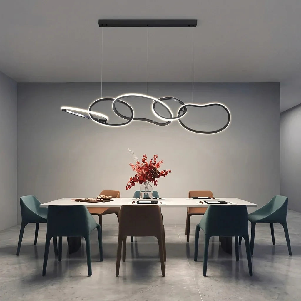 Suspension à anneaux titane noir dans une salle à manger moderne