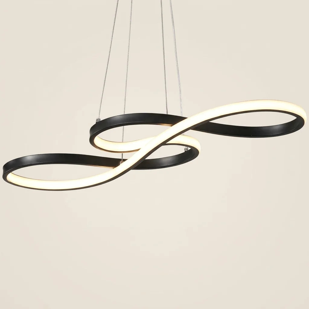 Suspension LED arabesque noire, allumée