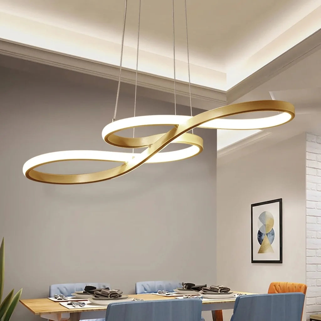 Suspension LED dorée dans une salle à manger lumineuse