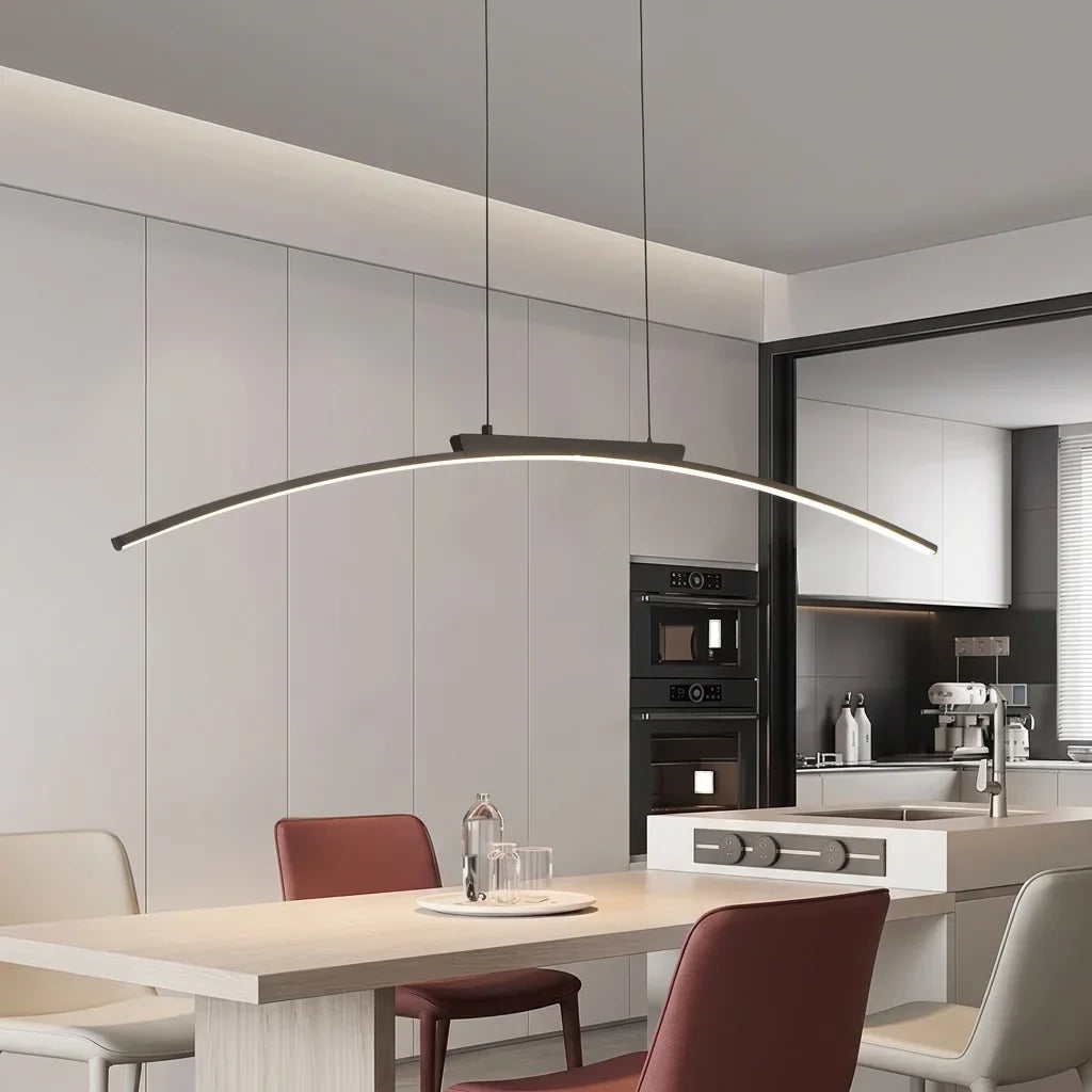 Suspension LED en arc dans une cuisine ouverte