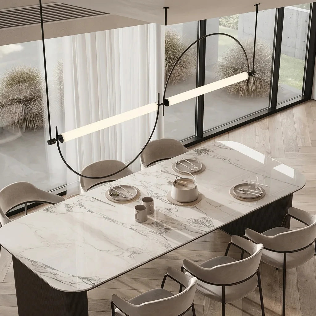 Suspension LED en S au-dessus d’une table en marbre