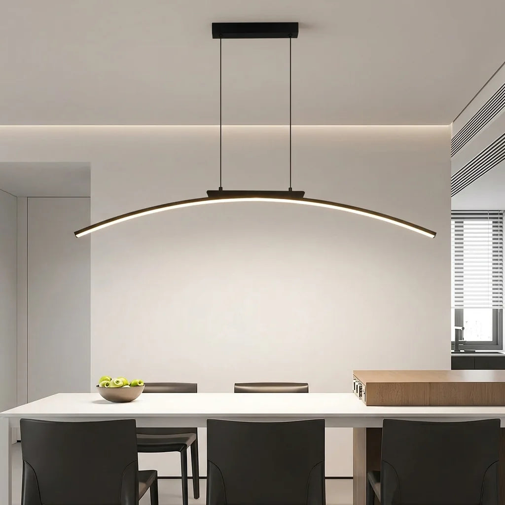 Suspension en arc noire au-dessus d’une table blanche