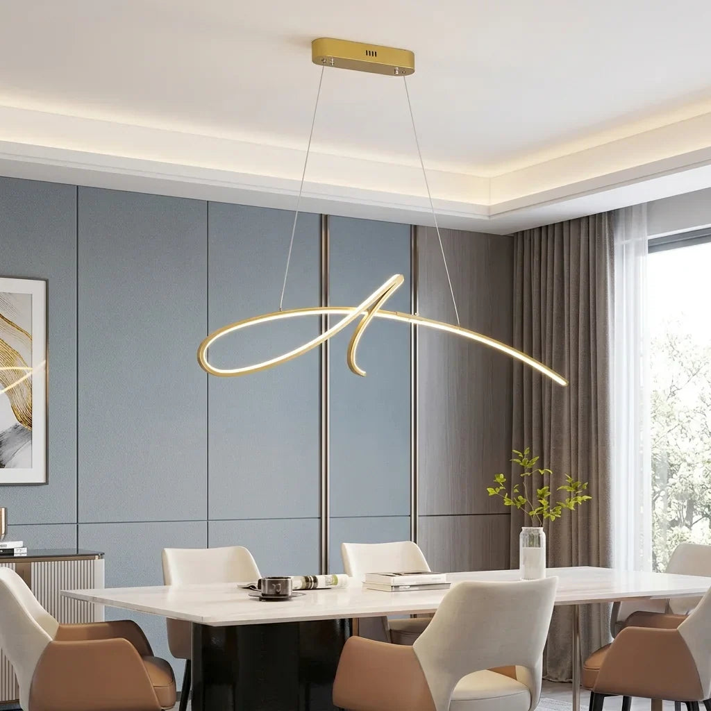 Suspension calligraphie dorée dans une salle à manger élégante