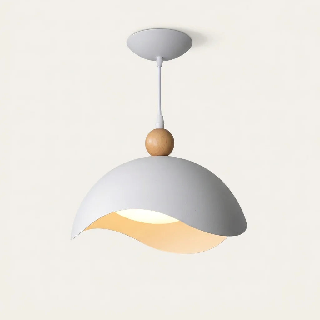 Suspension LED coupole ondulée blanche avec boule en bois, version B