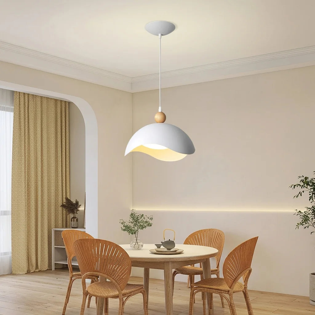 Suspension coupole ondulée au-dessus d’une table ronde