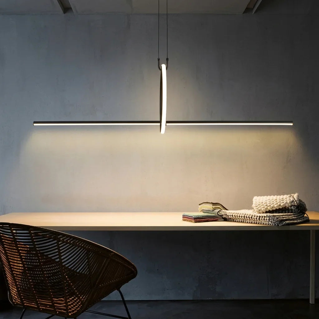 Suspension LED en croix noire allumée au-dessus d’un bureau