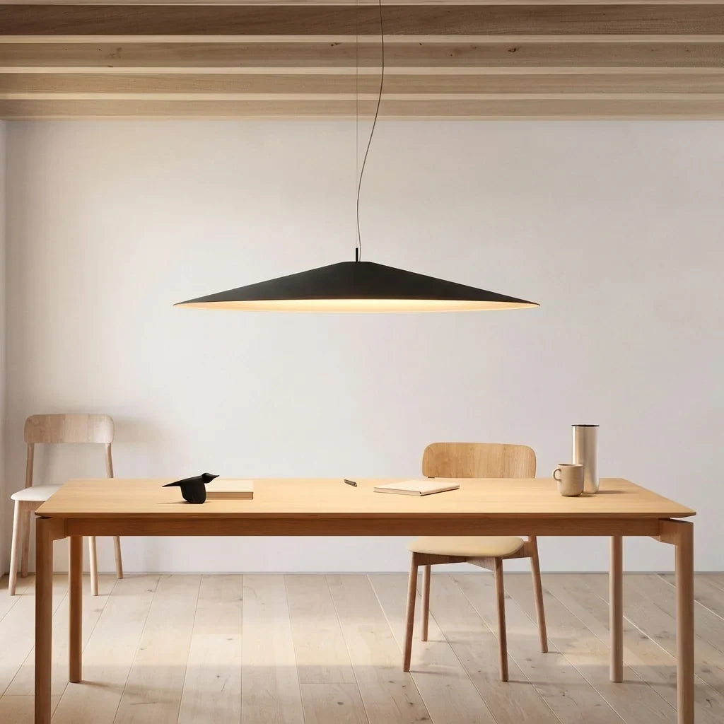 Suspension disque noire au-dessus d’une table en chêne