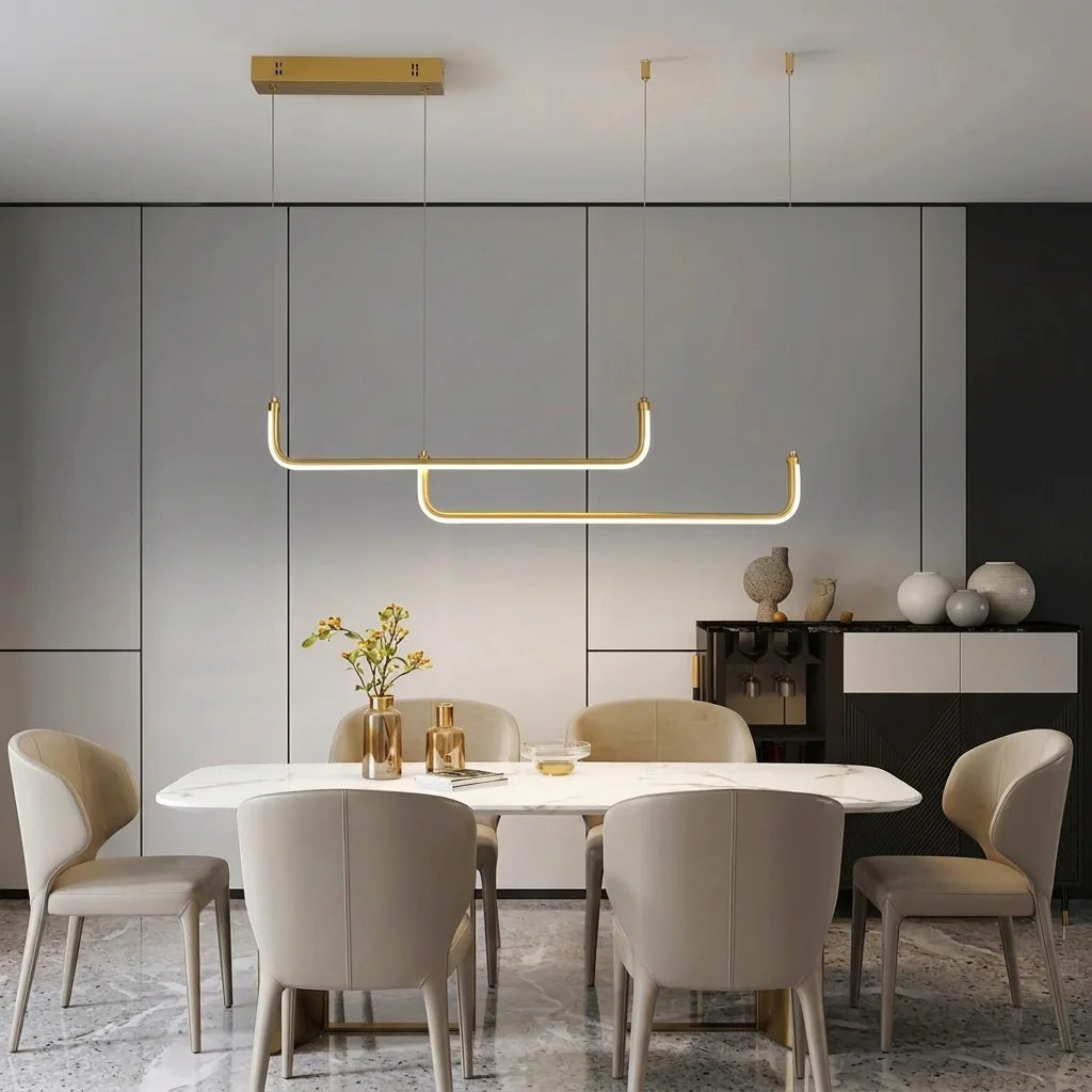 Suspension double U dorée au-dessus d’une table en marbre