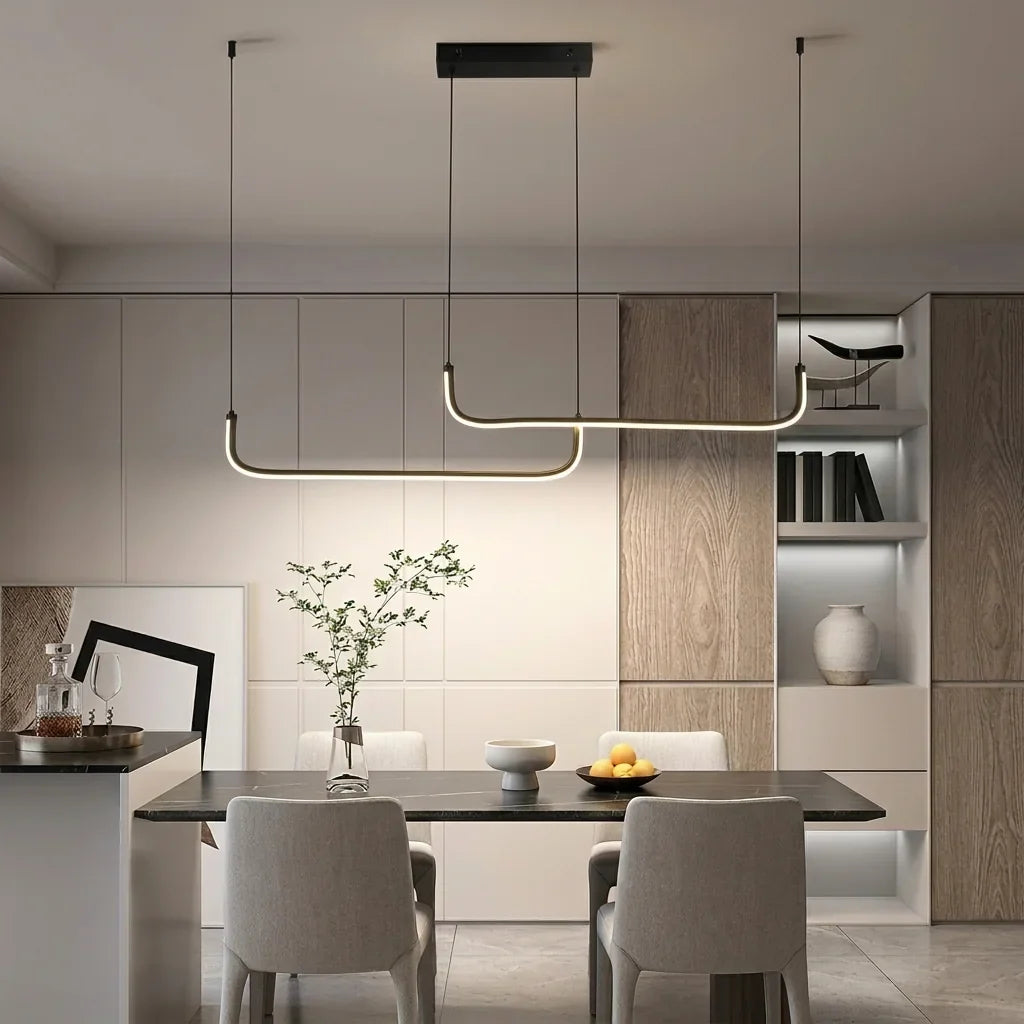 Suspension LED noire dans un séjour ouvert avec salle à manger