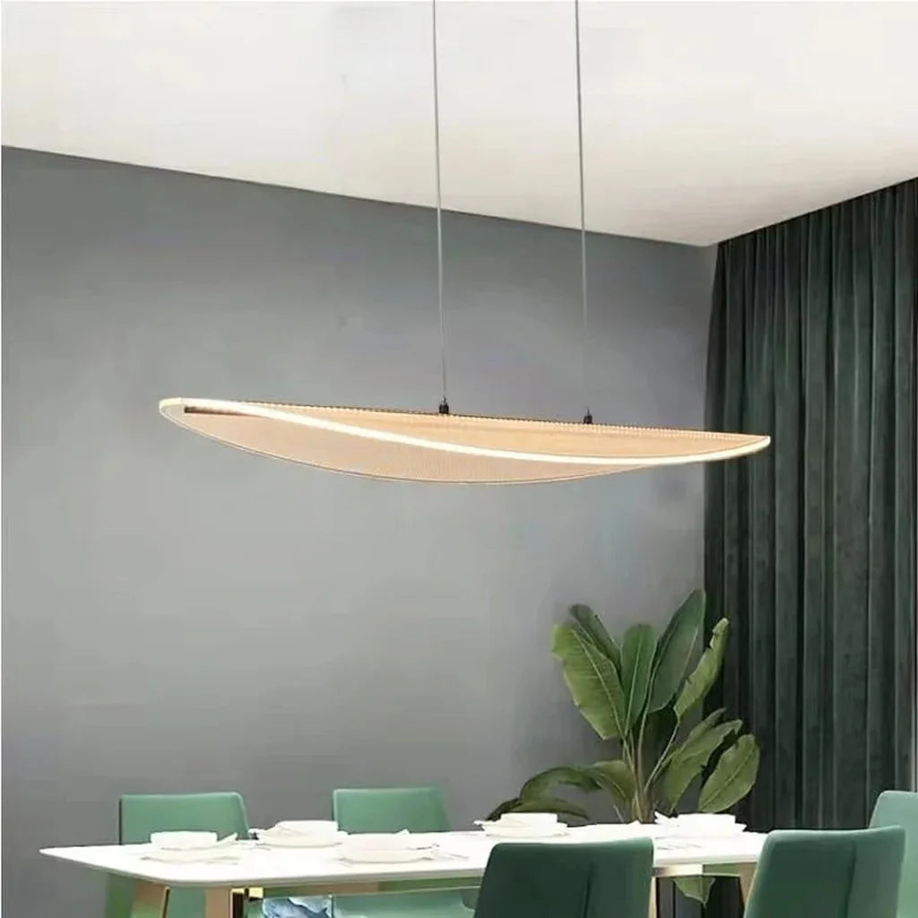 Suspension LED feuille dans une salle à manger aux rideaux verts