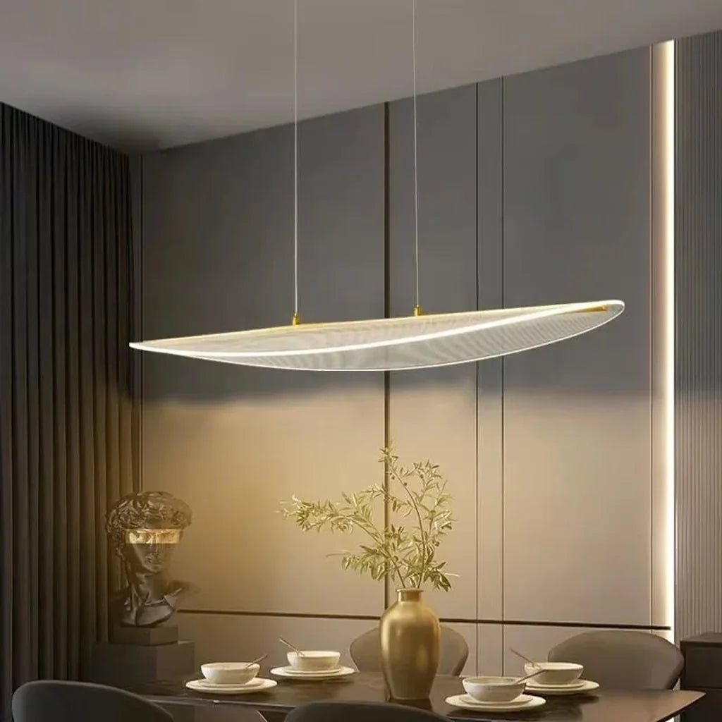 Suspension LED feuille au-dessus d’une table dressée avec élégance
