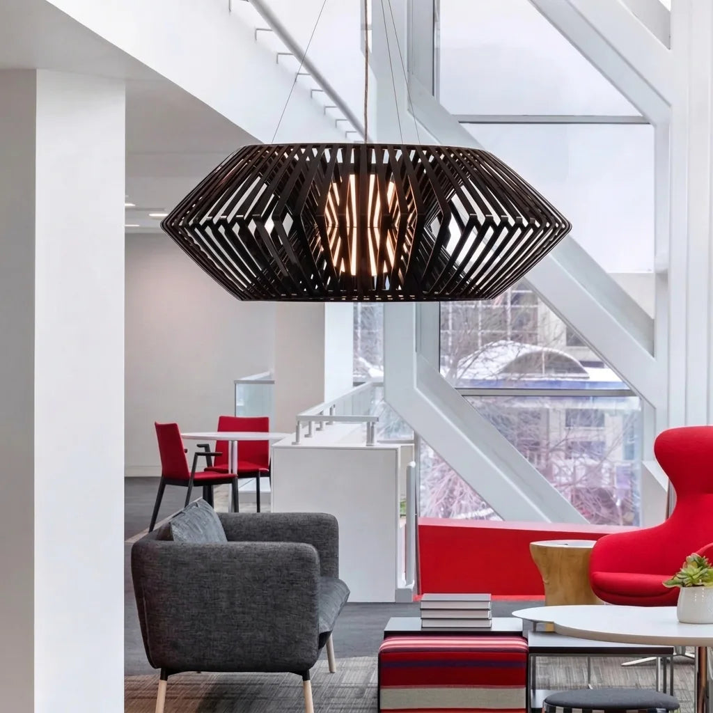 Suspension noire à lamelles dans un loft moderne