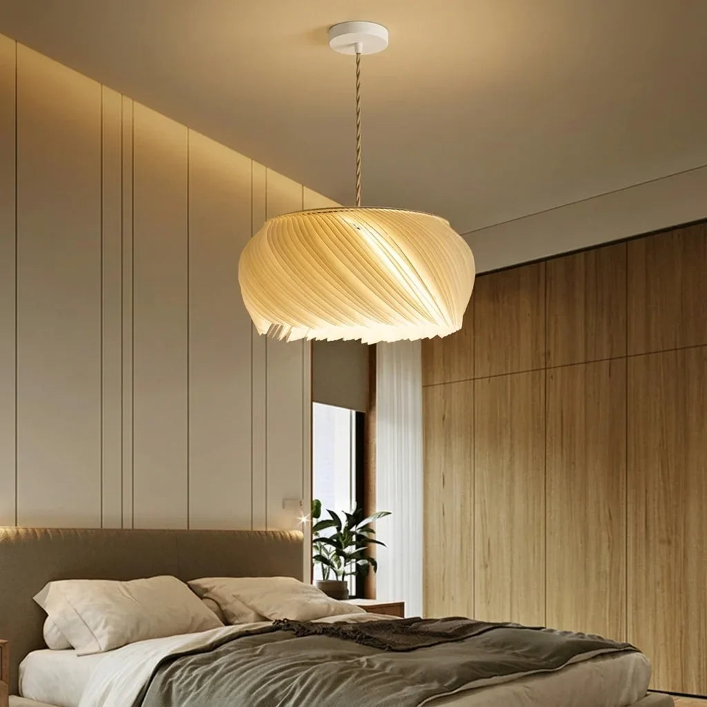 Suspension à lamelles torsadées dans une chambre aux tons chauds