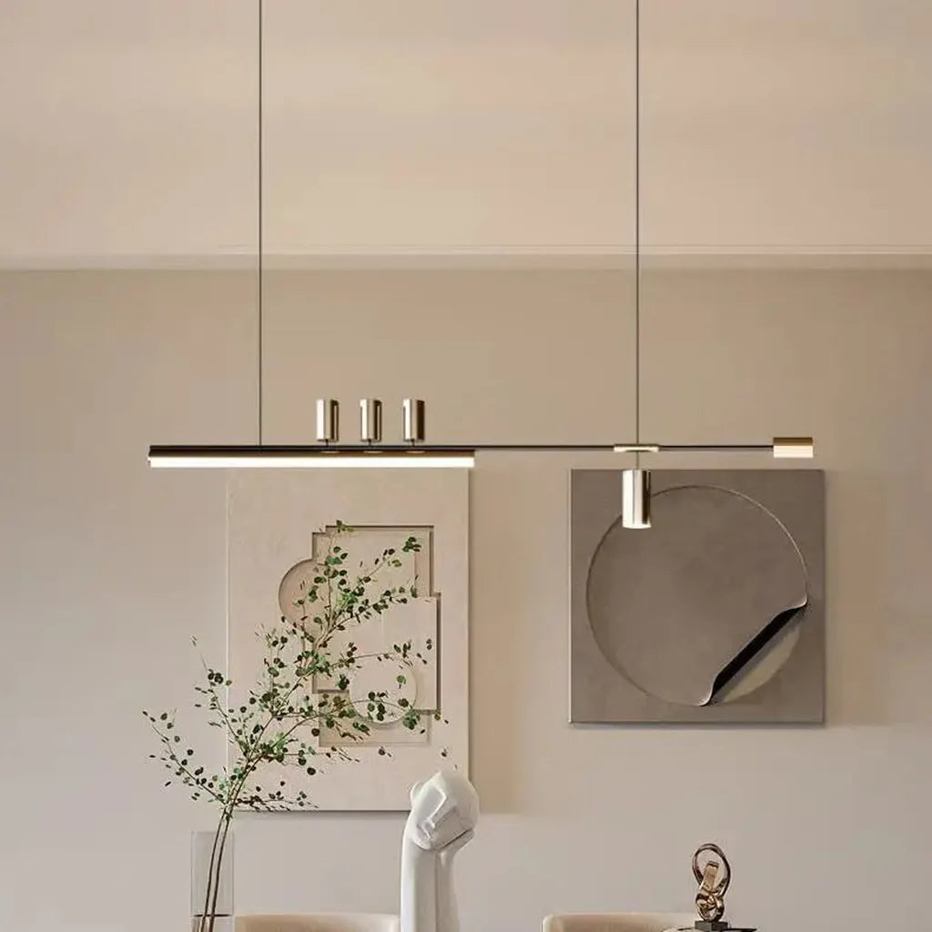 Suspension LED linéaire et ses détails dorés