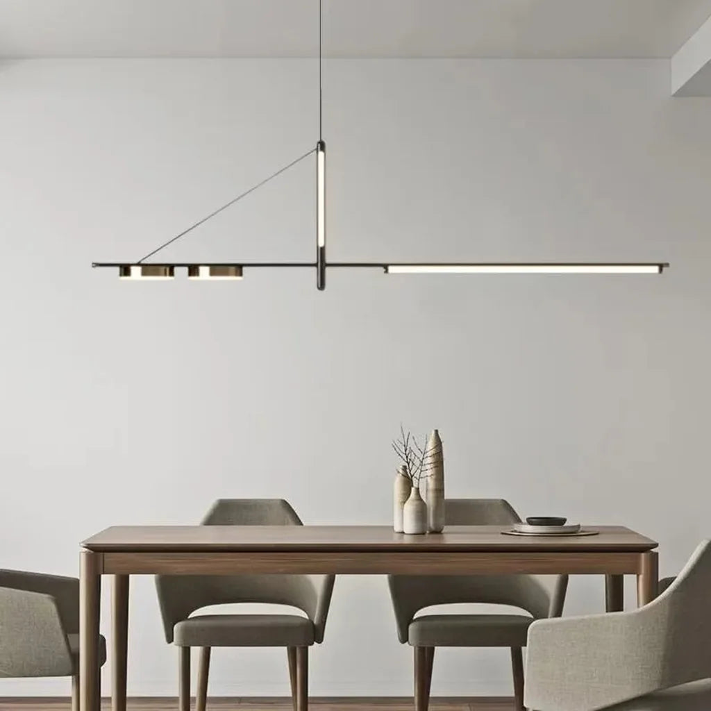 Suspension minimaliste au-dessus d’une table en bois