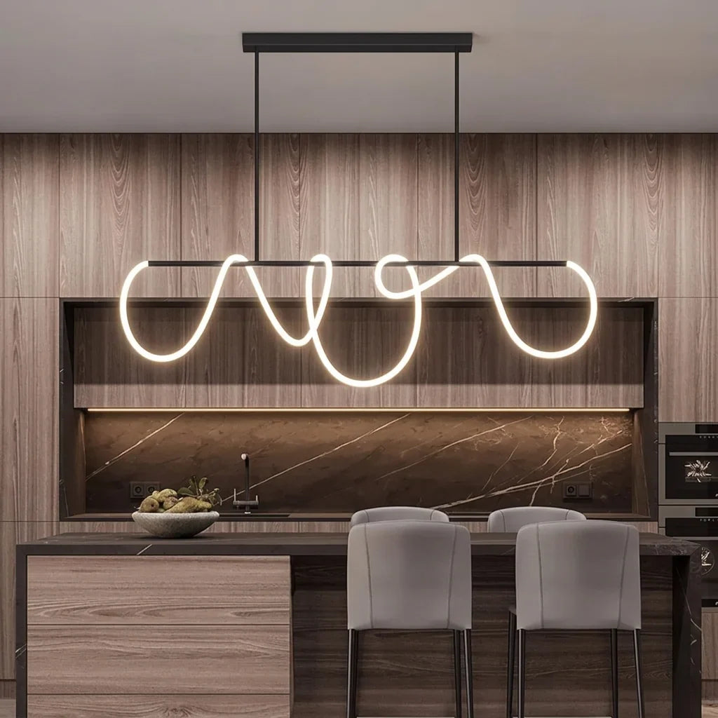 Suspension LED ondulée noire dans une cuisine en noyer