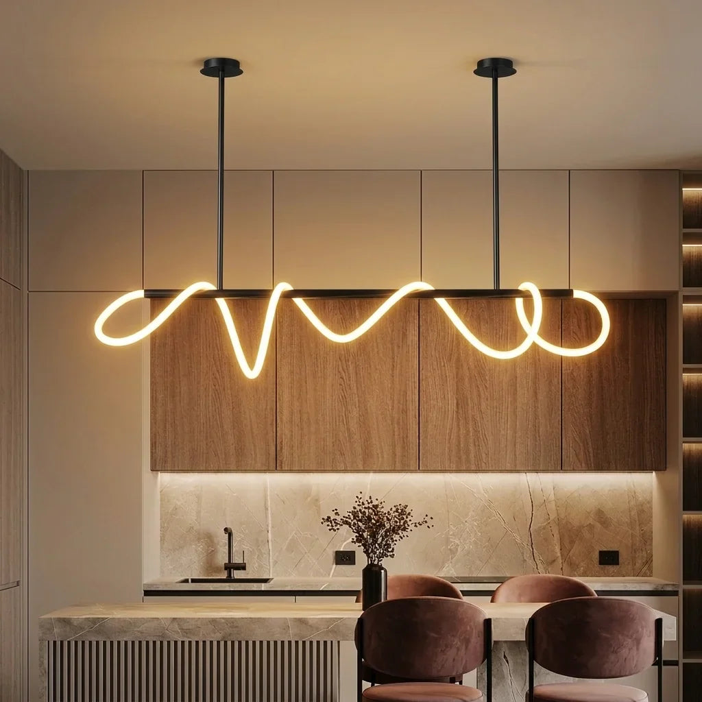 Suspension LED ondulée noire au-dessus d’une table avec chaises en velours