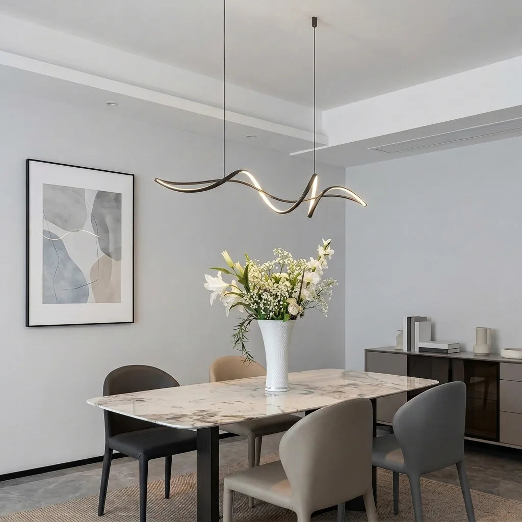 Suspension ruban au-dessus d’une table et d’un bouquet de lys