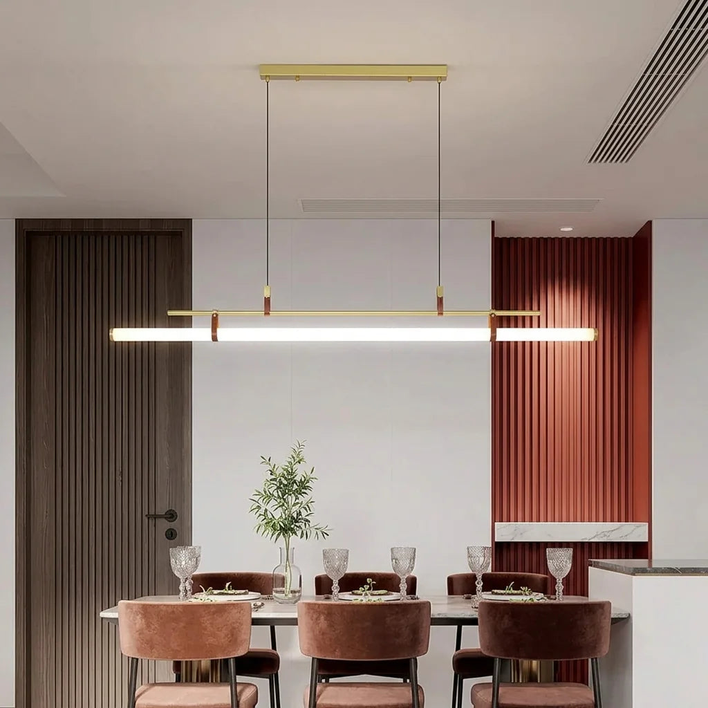 Suspension tube dorée dans une salle à manger élégante