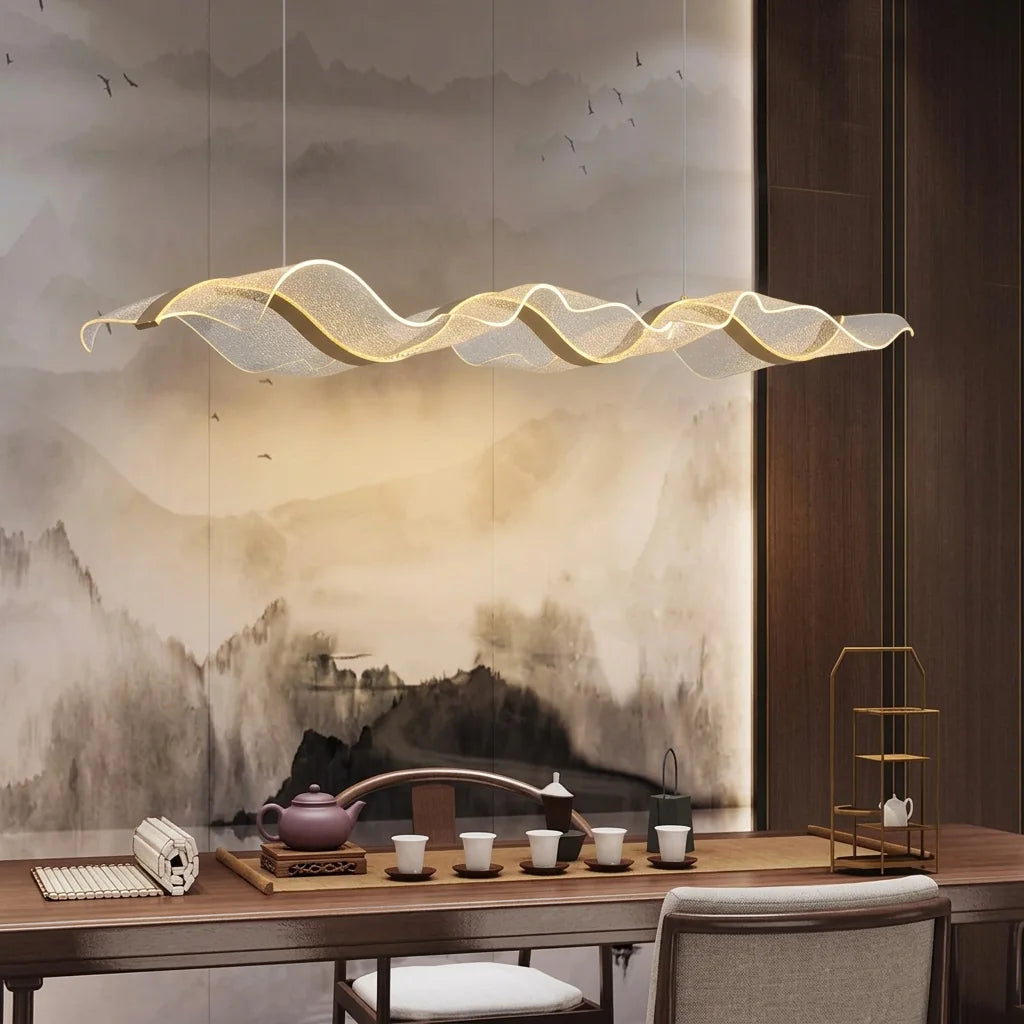 Suspension en acrylique au-dessus d’une table à thé devant un mur paysage