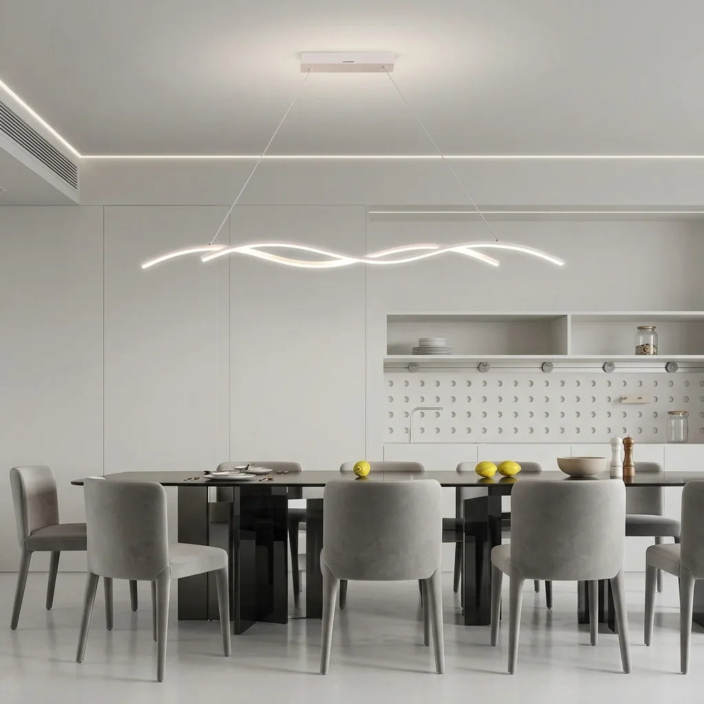 Suspension LED vague blanche dans une cuisine-salle à manger moderne