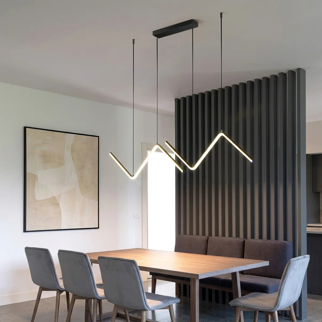 Suspension zigzag LED dans une salle à manger avec claustra à lamelles