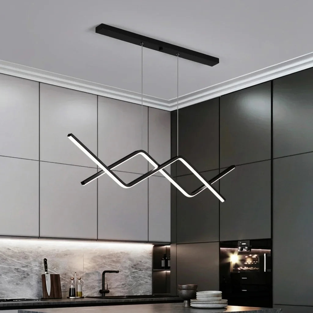 Suspension zigzag croisé noire dans une cuisine grise