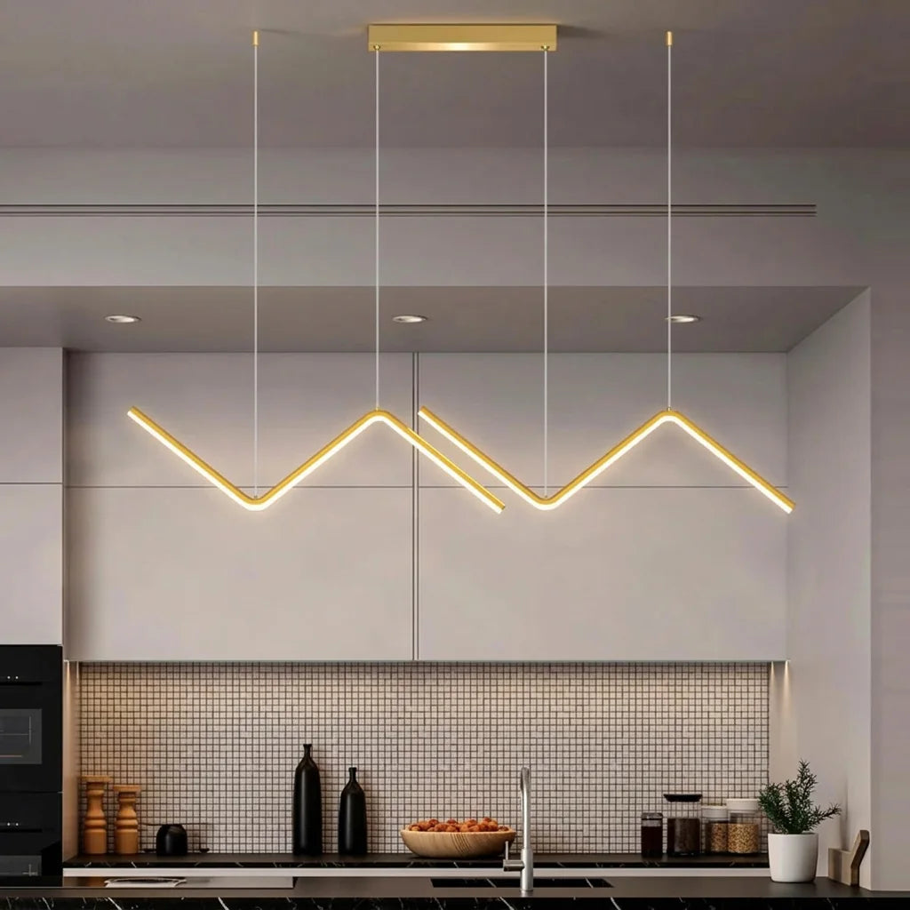 Suspension zigzag dorée allumée dans une cuisine moderne