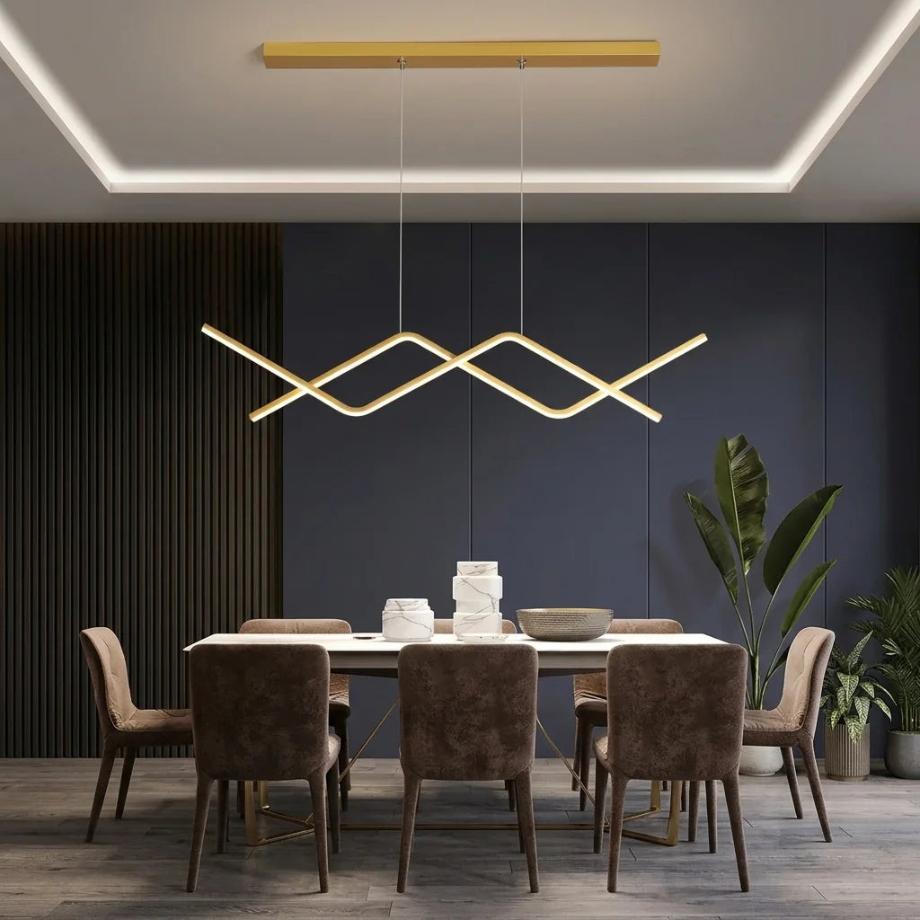 Suspension zigzag croisé dorée dans une salle à manger élégante