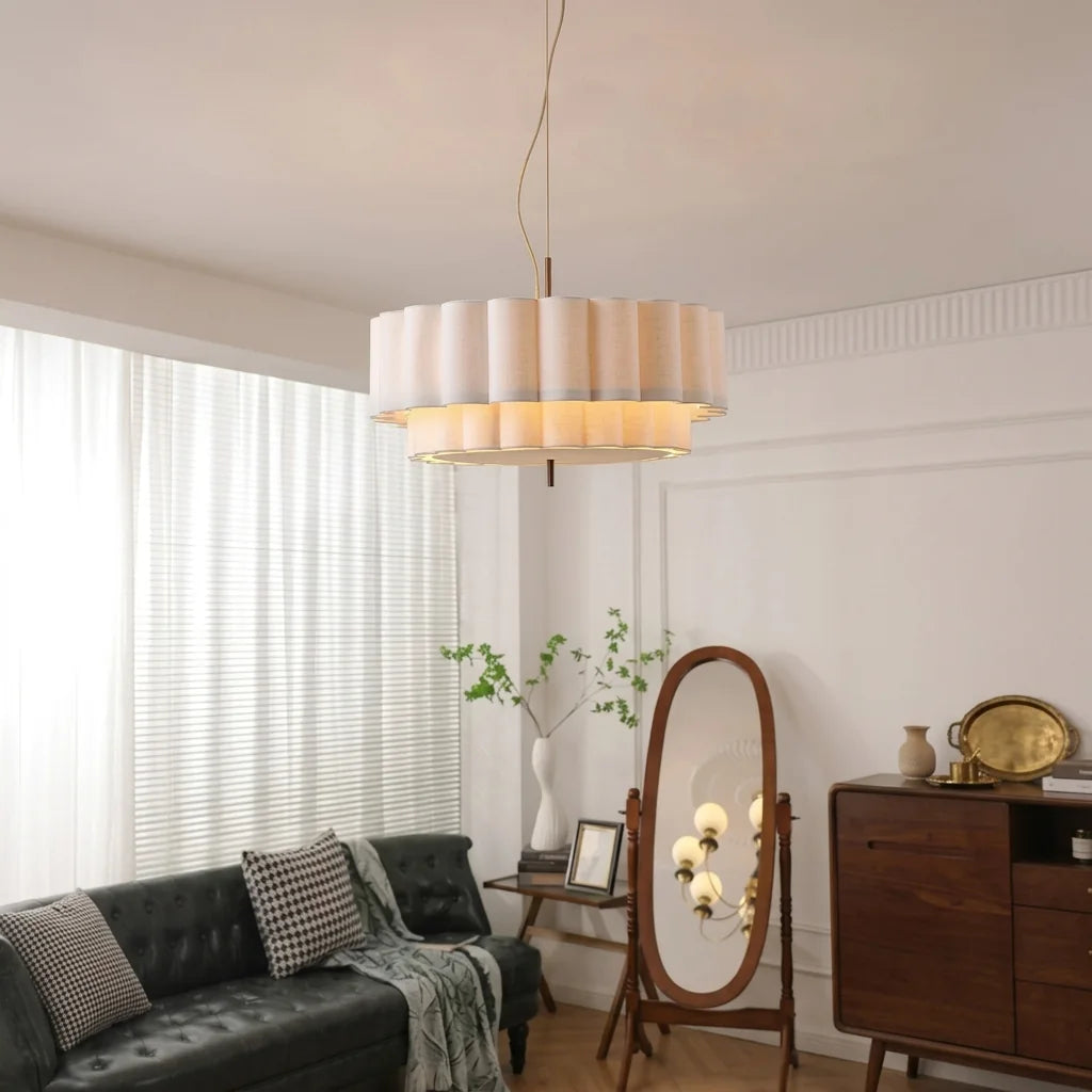 Suspension en lin ondulé dans un salon rétro lumineux