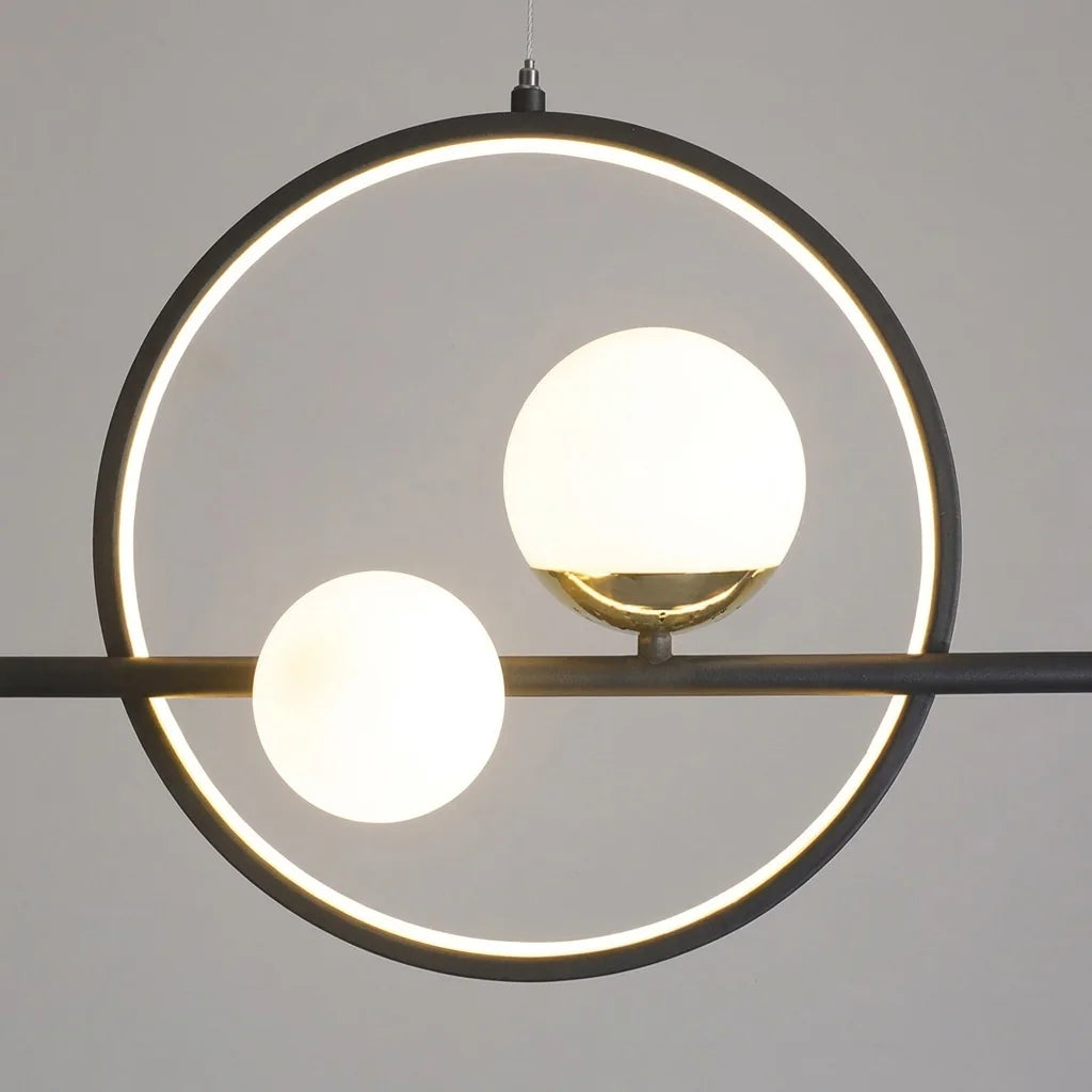 Anneau LED et globes en verre opalin vus de près
