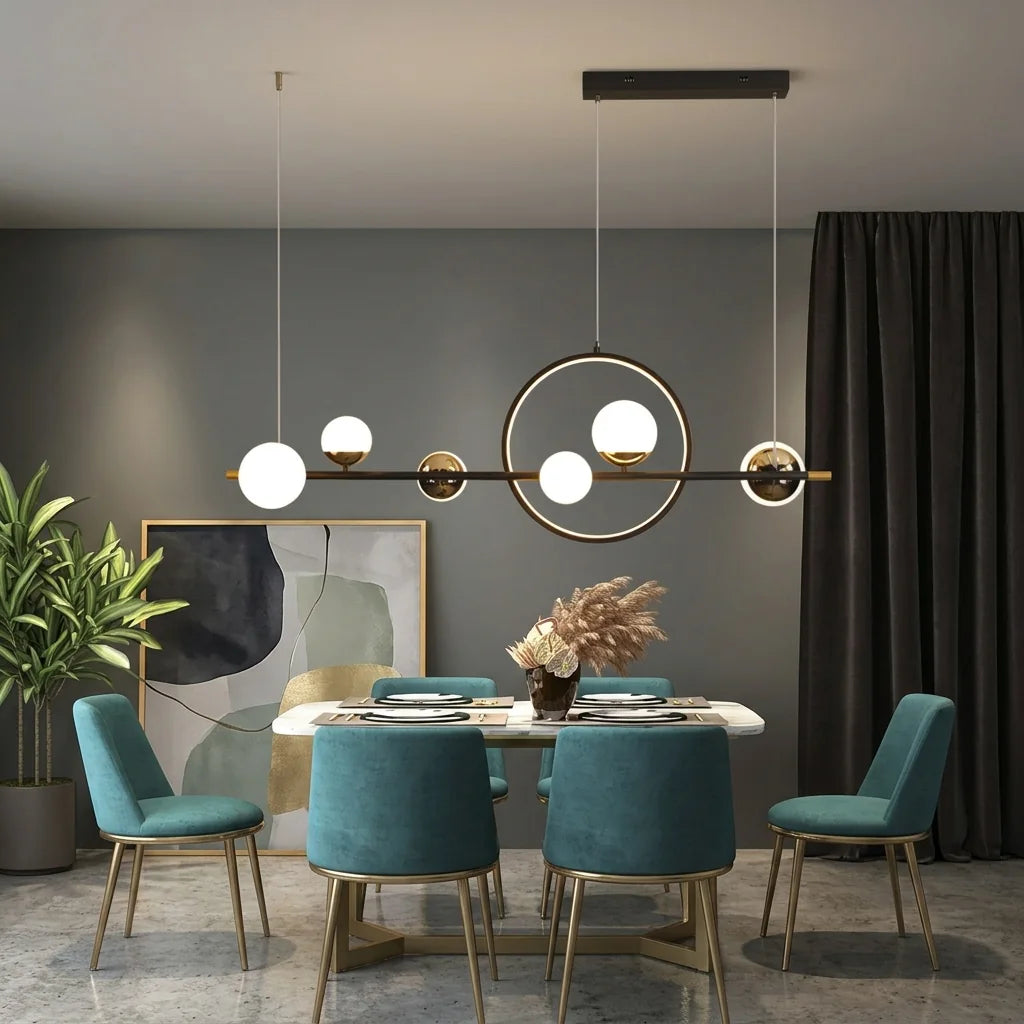 Suspension linéaire au-dessus d’une table entourée de chaises turquoise