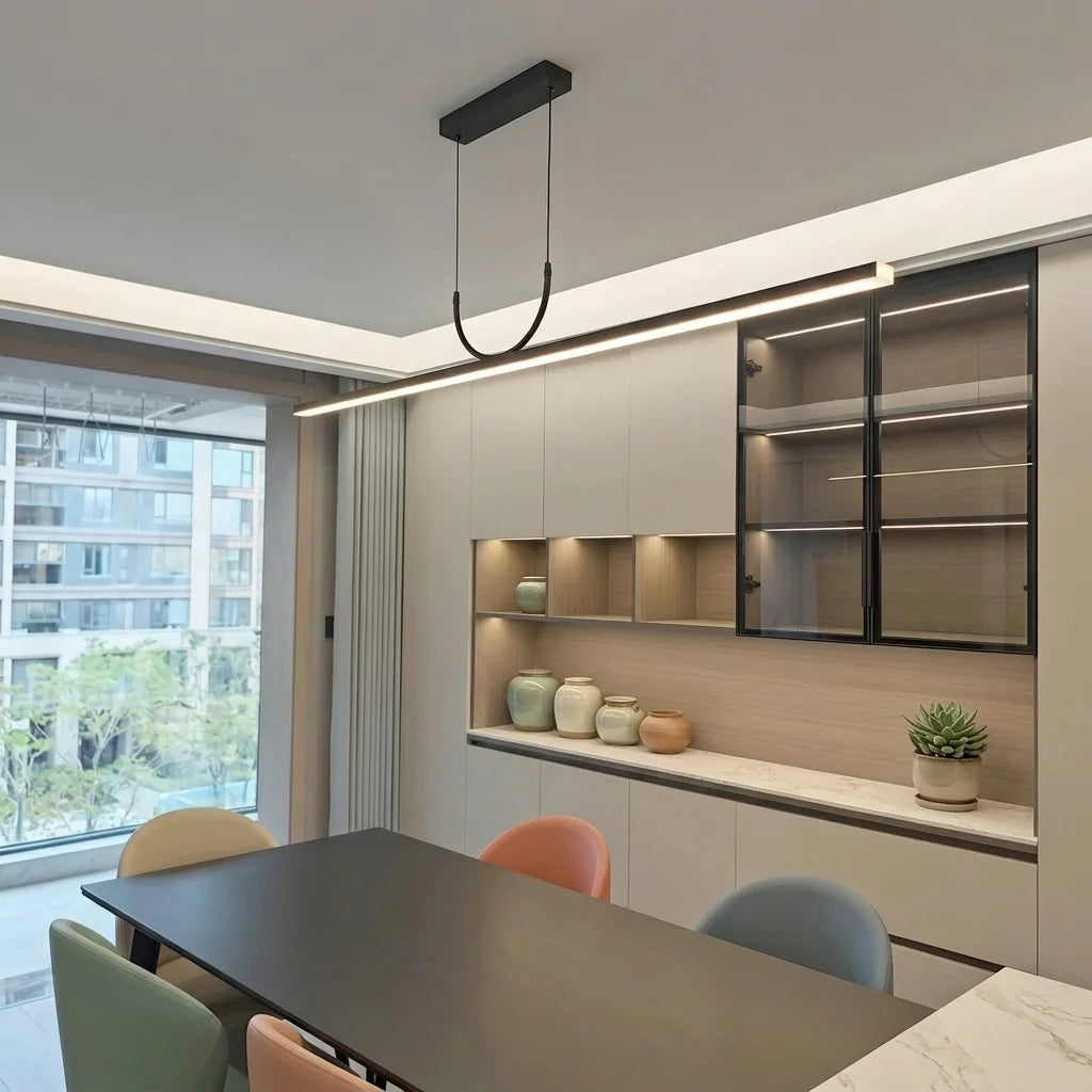 Suspension linéaire LED dans une cuisine ouverte moderne