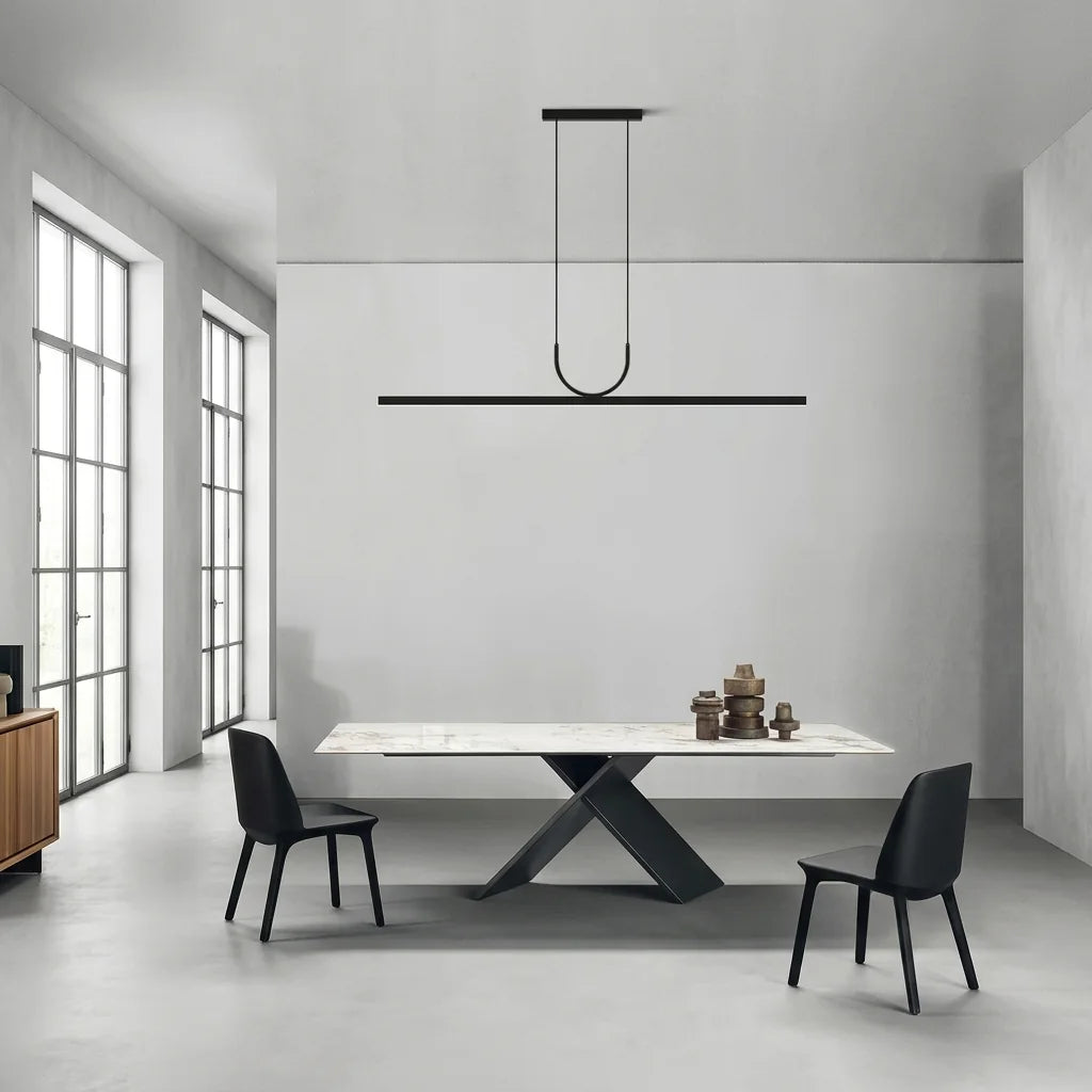 Suspension linéaire noire au-dessus d’une table en marbre