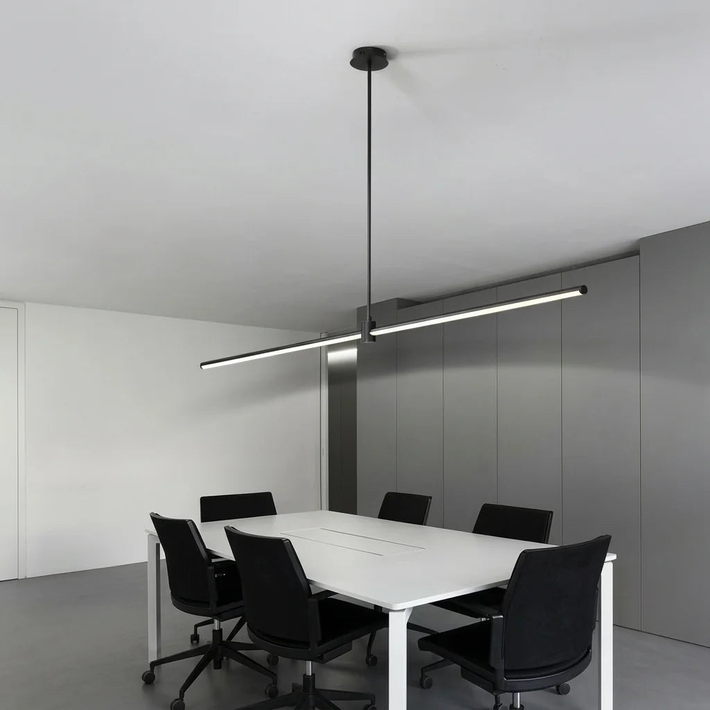Suspension linéaire LED au-dessus d’une table de réunion