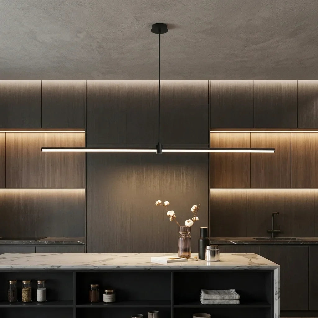 Suspension linéaire noire dans une cuisine moderne sombre