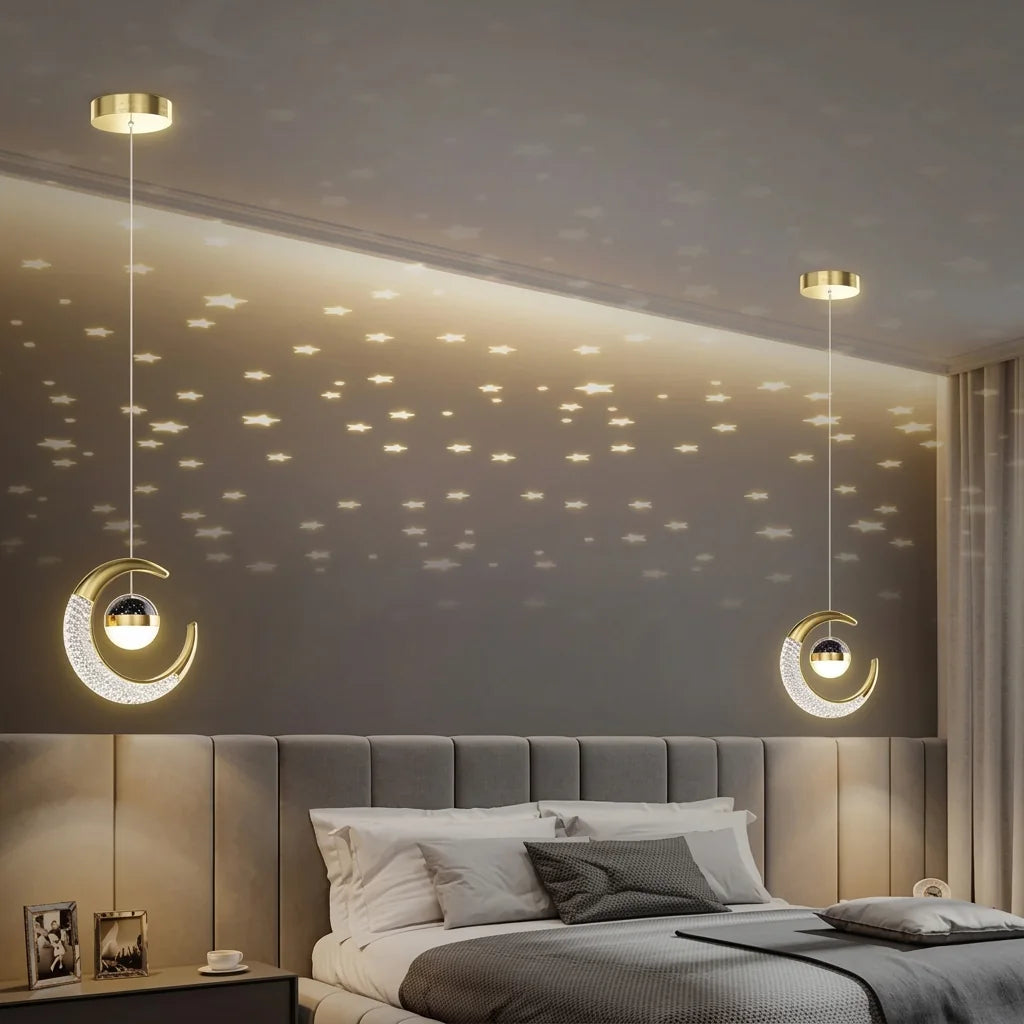 Suspensions lune projetant des étoiles dans une chambre