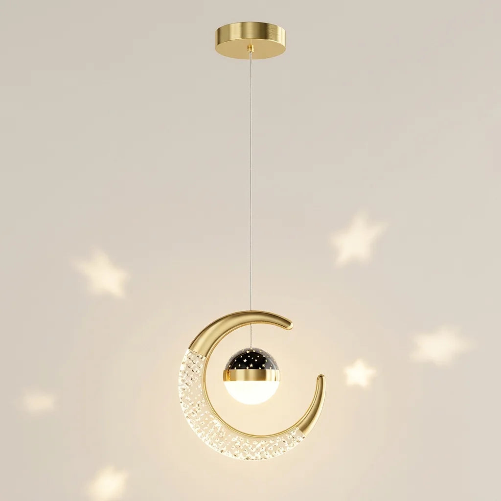 Suspension lune dorée projetant des étoiles