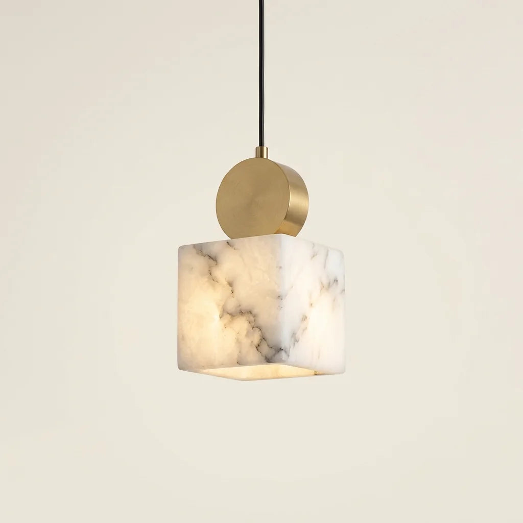 Suspension cube veiné effet marbre et disque en laiton, sur câble