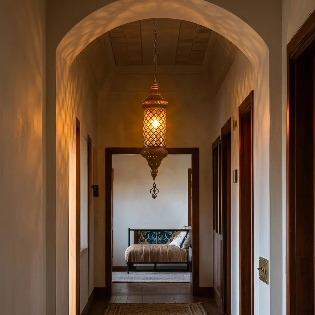 Suspension marocaine dans un couloir à arches