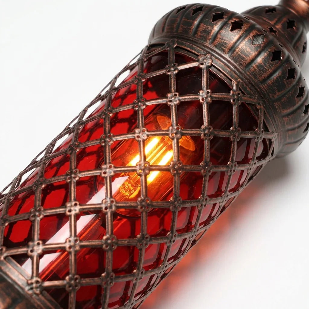 Verre rouge et métal ciselé vus de près