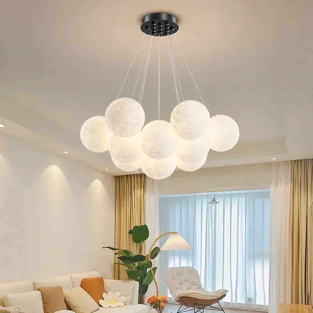 Suspension nuage de globes dans une pièce moderne